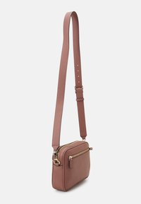 Borsa a tracolla in pelle marrone texture con tracolla regolabile, hardware dorato e tasca con zip frontale. Design rettangolare compatto.