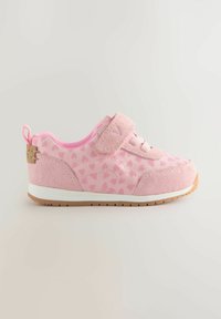 Baskets roses avec un dessus en suède texturé, un motif de cœurs ludique, une sangle réglable à boucle et une semelle en caoutchouc avec un accent beige.