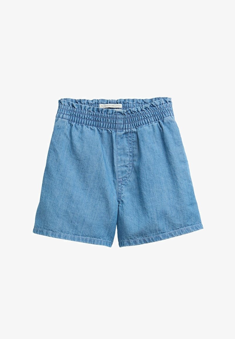 Shorts en denim bleu fabriqués en coton biologique, présentant une taille froncée, une forme décontractée et une texture lisse avec un minimum de coutures.