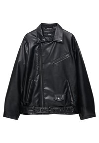 Giacca in faux leather nera con colletto alto, zip asimmetrica e molteplici tasche con zip. Include una vita con cintura e finitura testurizzata.