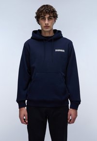 Mörkblå huvtröja i mjukt material, med en framficka och en liten grafisk logga på bröstet. Regular fit design.