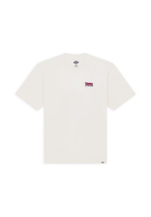 Crème kleurige t-shirt met korte mouwen gemaakt van katoen. Bevat een klein, rood logo op de linkerborst en een label aan de onderste zoom.