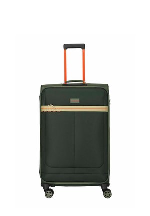 Valise souple vert foncé avec quatre roues noires, poche horizontale zippée beige et poignée télescopique orange déployée.