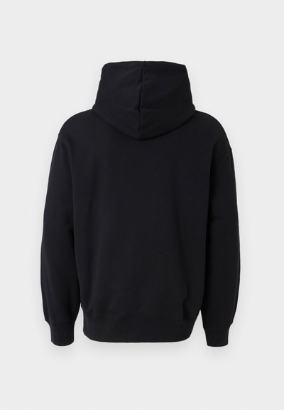 Sudadera negra con capucha ajustable, mangas largas, puños y dobladillo acanalados, con un color sólido y textura suave.