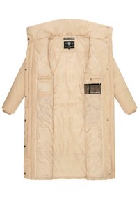 Manteau matelassé beige avec fermeture éclair et boutons-pression, garniture blanche, poches intérieures et étiquettes de marque. Texture matelassée sur toute la surface.
