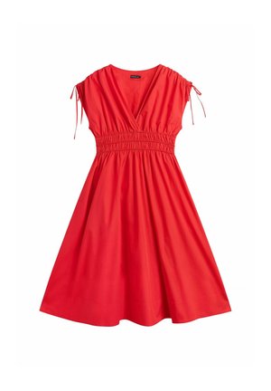 Punainen polvipituinen mekko, jossa V-aukko, kerätty joustava vyötärö ja lyhyet hihat, joissa säädettävät solmimisnauhat.