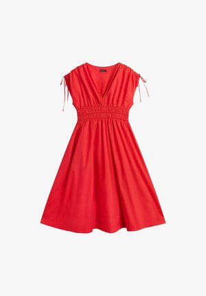 Punainen polvipituinen mekko, jossa V-aukko, kerätty joustava vyötärö ja lyhyet hihat, joissa säädettävät solmimisnauhat.