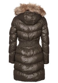 Mörk olivgrön puffjacka med en foderhuva i päls, samlat midje, och horisontellt quiltat mönster. Slät, glänsande tygtextur.