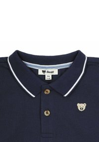 Polo shirt blu navy realizzata in tessuto testurizzato, con colletto bordato di bianco, due bottoni dorati e un emblema di orso sul petto.
