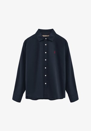 Camicia a maniche lunghe blu navy con bottoni bianchi e una piccola figura rossa ricamata sul petto a sinistra.