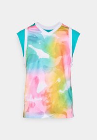 Camiseta atlética sin mangas, con un colorido patrón de tie-dye en rosa, azul, verde y amarillo. Diseño en forma de V con acentos en blanco.