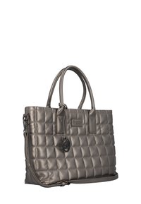 Sac fourre-tout matelassé gris avec des poignées supérieures et une bandoulière amovible. Il se caractérise par une étiquette de logo et une texture lisse avec une forme structurée.