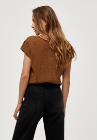 Minus MICARLINA KNIT TEE - Jednoduché tričko - walnut brown lurex