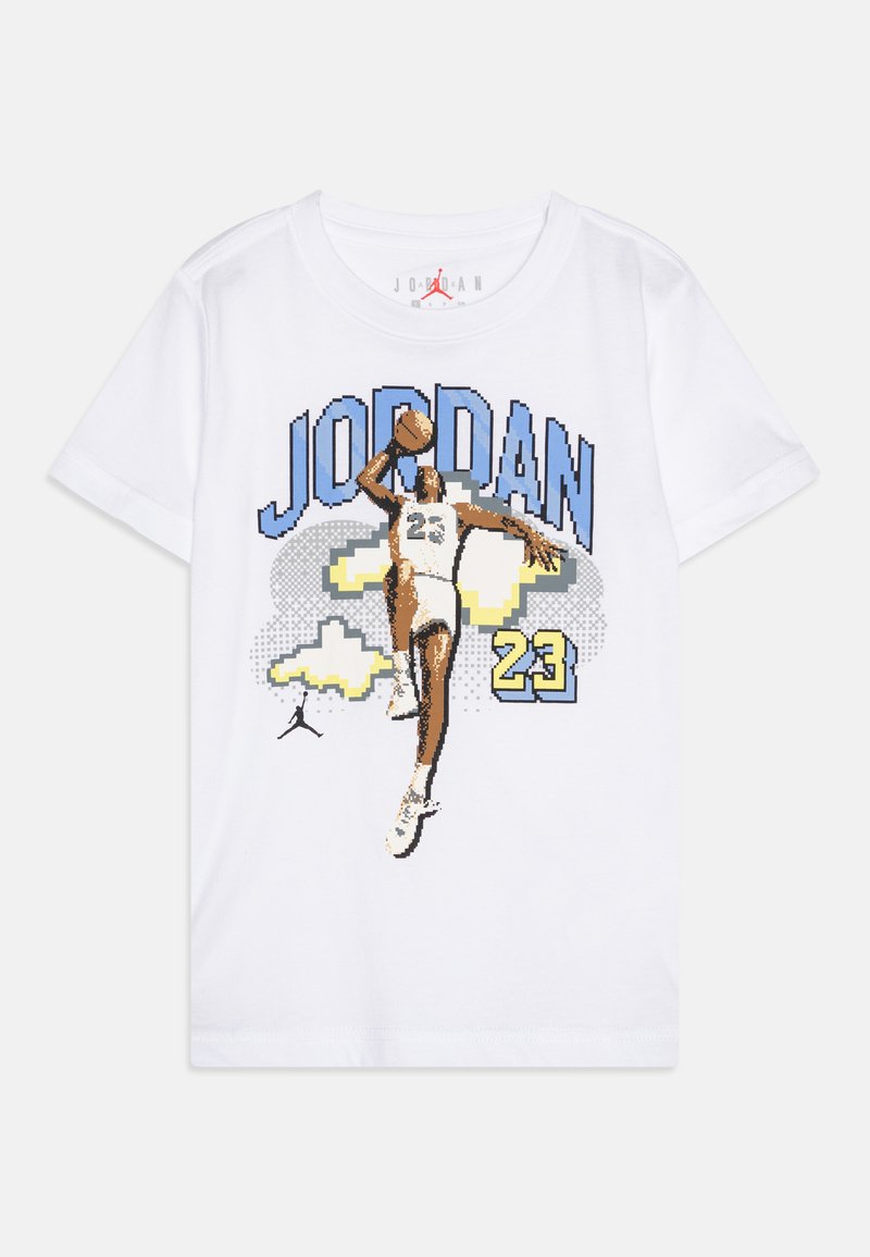Camiseta de algodón blanca con un gráfico pixelado de un jugador de baloncesto en una camiseta blanca con el texto "JORDAN" y el número "23" en azul.
