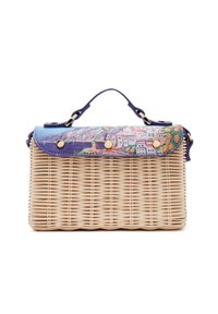 Borsa in rattan con coperchio blu caratterizzata da una stampa paesaggistica colorata, dettagli in hardware dorato e manico superiore. Corpo intrecciato testurizzato.