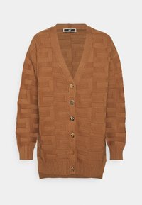 Cárdigan marrón de punto con escote en V, que presenta un patrón texturizado. Tiene un cierre delantero con botones y puños y dobladillo de canalé.