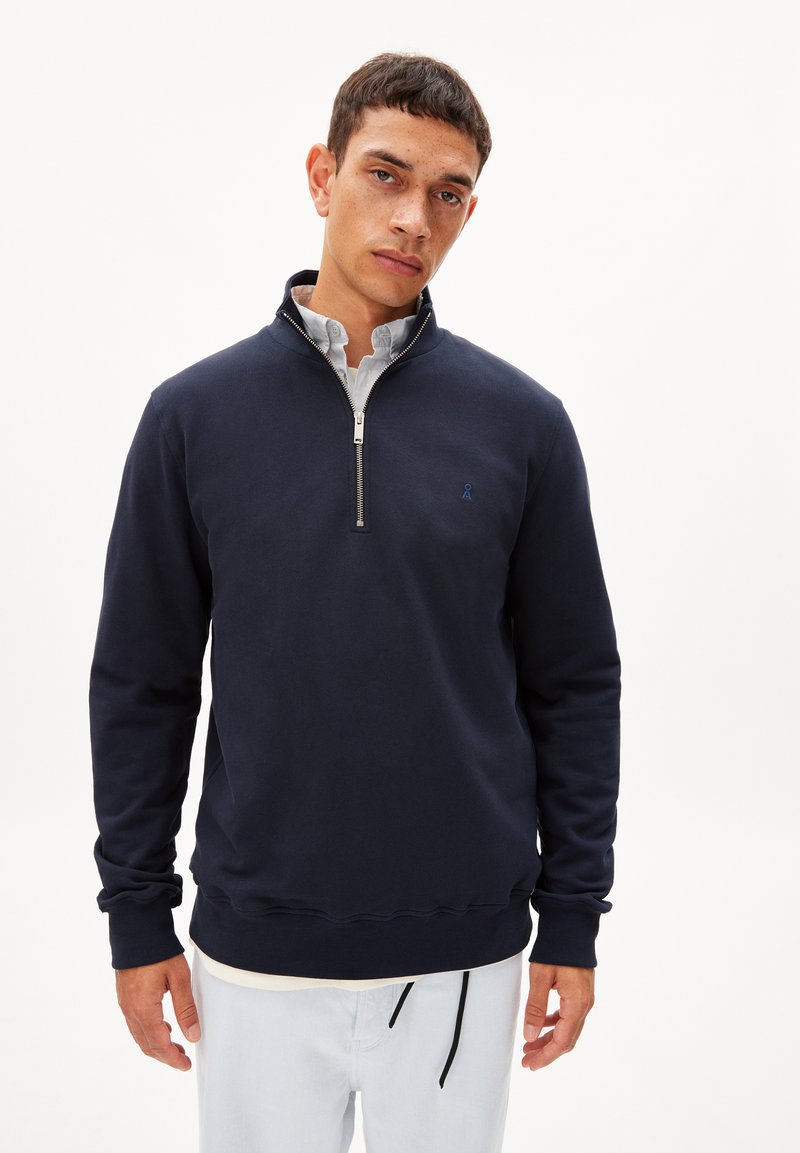 Diepblauwe pullover sweatshirt met een halve rits op de kraag, ribgebreide boorden en onderrand, met een klein blauw logo op de linkerborst. Van zacht katoenmix stof.