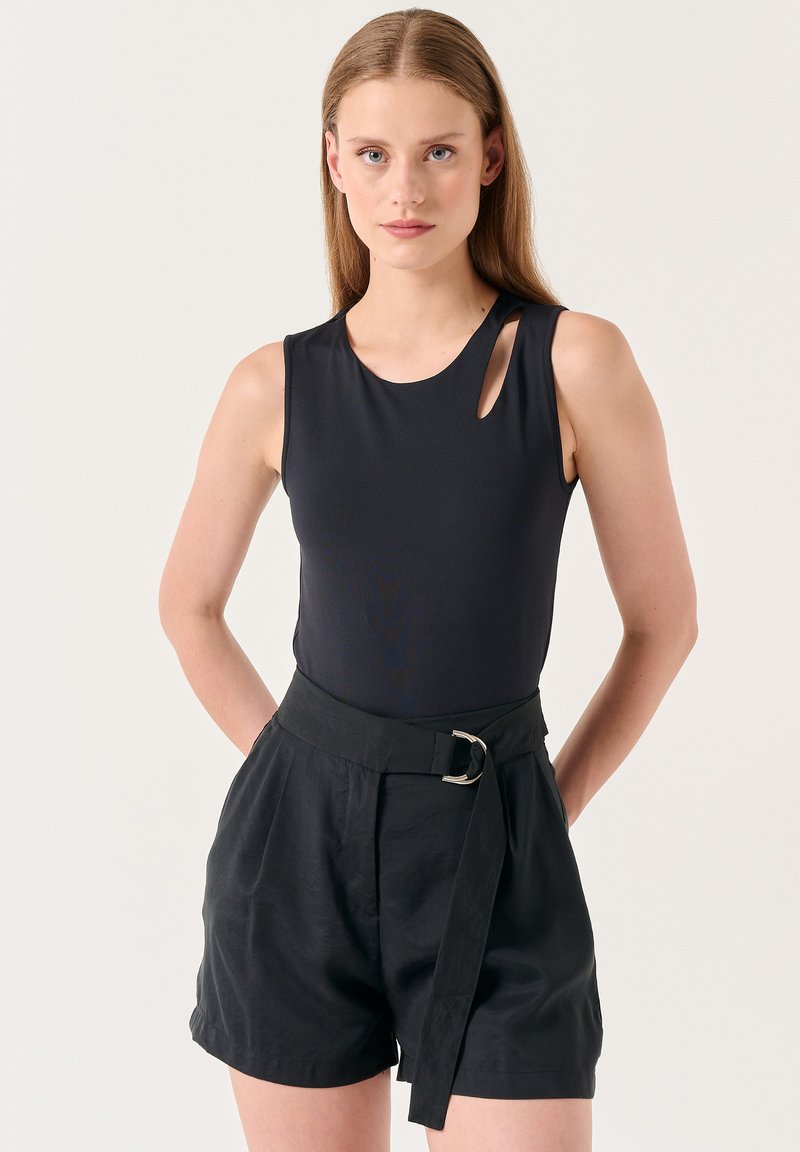 Jimmy Key STRAIGHT FIT NORMAL WAIST STRAIGHT VOILE SHORT - Szorty
