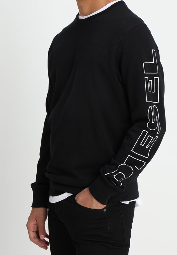 Sudadera negra de manga larga con puños acanalados y cuello redondo. Presenta un prominente logo blanco "DIESEL" en la manga izquierda.