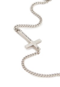 Collana in argento con pendente a croce in metallo opaco incisa con "ALLSAINTS". Design semplice con catena a maglie texturizzate.