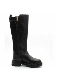 Bota alta de cuero negro hasta la rodilla con una suela gruesa, que cuenta con una cremallera de longitud completa y un lazo en la parte superior para facilitar su uso.