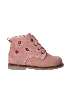 Stivaletto da bambino in camoscio rosa con lacci e ricamo floreale rosso sul lato, suola marrone e linguetta posteriore.