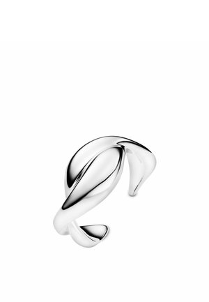 Glat, poleret sølv åben ring med et abstrakt, flydende, sammenflettet design, der danner buede løkker.