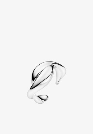 Glat, poleret sølv åben ring med et abstrakt, flydende, sammenflettet design, der danner buede løkker.