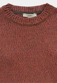 Sweter dziergany z wielokolorowej włóczki w odcieniach różu, czerwieni i zieleni. Żebrowany okrągły dekolt oraz teksturowany materiał z pionowymi wzorami.