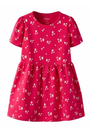 Jasnoróżowa sukienka dla maluszka z krótkimi rękawkami i białymi nadrukami motyli na całej tkaninie.