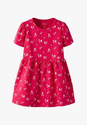 Vestido de niño pequeño de color rosa brillante con mangas cortas y estampados blancos de mariposas esparcidos por la tela.