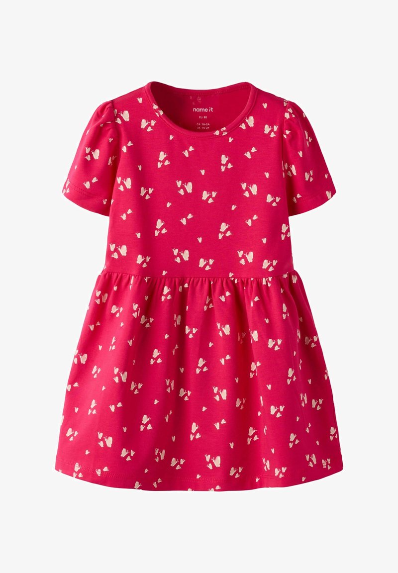 Φωτεινό ροζ φόρεμα μωρού με κοντά μανίκια και λευκά σχέδια πεταλούδας διασκορπισμένα στο ύφασμα.