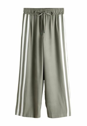 Licht olijfgroene wijde broek met een elastische tailleband, trekkoord en twee witte zijstrepen. Gladde, lichtgewicht stof.