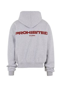 Hoodie gris à coupe décontractée, présentant un grand imprimé rouge "PROHIBÉ" et "10119, BERLIN" en dessous. Comprend une capuche et des poignets côtelés.