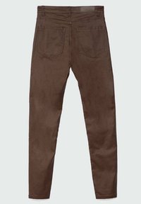 Pantalons slim marron en tissu doux, offrant une texture lisse, un design à cinq poches et une couture renforcée le long des coutures.
