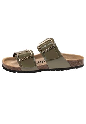 Sandales vert olive avec deux brides en vernis et boucles dorées, dotées d'une semelle en liège et d'une semelle extérieure en caoutchouc noir.
