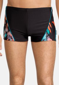 Shorts de bain noirs avec des motifs colorés sur les côtés et des accents bleu clair, fabriqués à partir d'un matériau extensible, présentant un design ajusté.