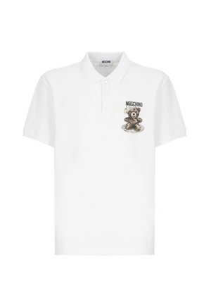 Maglietta polo bianca con grafica di un orsetto marrone e testo "Moschino" sul lato sinistro del petto, dotata di un colletto e di una chiusura a tre bottoni.