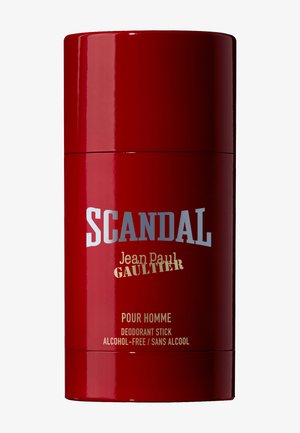 Roter zylindrischer Deodorant-Stick mit der Aufschrift "SCANDAL Jean Paul Gaultier" für Männer, alkoholfrei, mit glänzendem Finish.