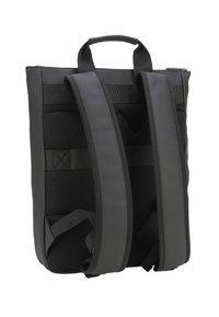 Sac à dos noir avec des bretelles rembourrées en maille et un extérieur résistant. Dispose d'une poignée supérieure et d'une large ouverture pour un accès facile. Design épuré et moderne.