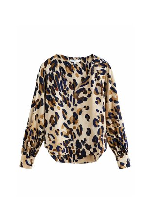 Beżowa bluzka z abstrakcyjnym niebieskim, brązowym i beżowym nadrukiem w panterkę, długie bufiaste rękawy i zapinane na guziki mankiety, noszona z ciemnymi dżinsami.