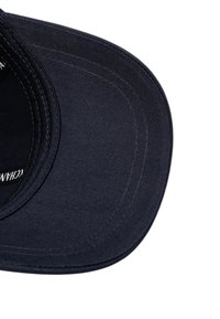 Cappello nero con visiera curva, caratterizzato da dettagli cuciti lungo i bordi e una texture liscia. Etichetta interna visibile.