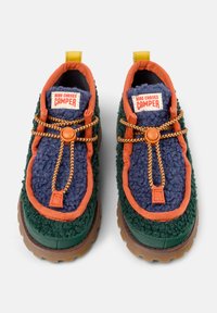 Scarpe in tessuto verde e blu marina con dettagli arancioni, tomaia in morbido tessuto testurizzato, bottone arancione rotondo e lacci bungee; suola in gomma marrone.