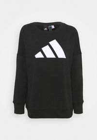 Sudadera negra con escote amplio y mangas largas. Presenta un destacado logo blanco de Adidas en un diseño gráfico en la parte frontal.