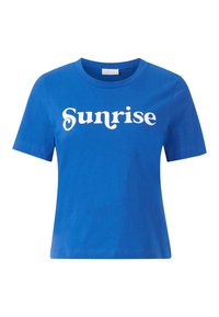 Camiseta de algodón azul con mangas cortas, escote redondo y la palabra "Sunrise" en letras decorativas blancas en el frente.