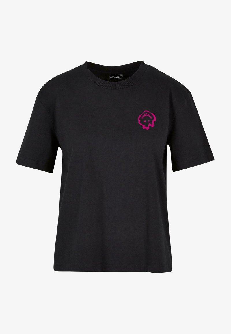 Černé bavlněné tričko s kulatým výstřihem, krátkými rukávy a růžovou grafikou na levé části hrudníku, která znázorňuje stylizovaný květinový vzor.