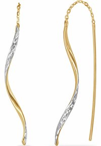 Guld- och silvervridna örhängen med en slank, böjd design. Har en texturerad yta och en kedjelänkaccent på ena sidan.