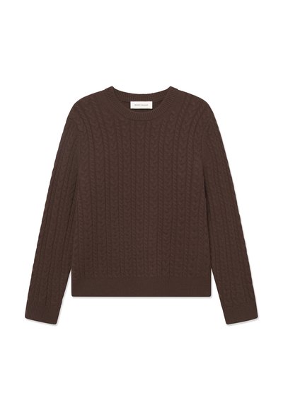 Rjav pleteni pulover z cable vzorcem, okroglim izrezom in dolgimi rokavi. Rebrasti manšeti in rob zagotavljata prilegajoč videz. Gladka tekstura.