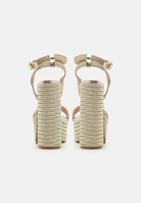 Steve Madden LAYERED - Kõrge kontsaga sandaalid - light gold