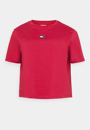 Rotes kurzärmeliges Crop-T-Shirt mit kleinem Tommy Jeans Logo-Patch, zentriert unterhalb des Halsausschnitts.